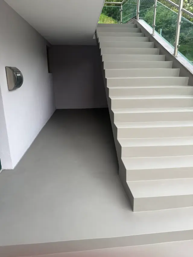 Fugenlose Mikrozement-Stiege und Eingangsbereich in Trins im Zusammenspiel