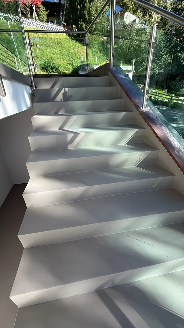 Detail der Stufenkanten aus Mikrozement in Trins mit Licht- und Schattenverlauf auf der fugenlosen Fläche