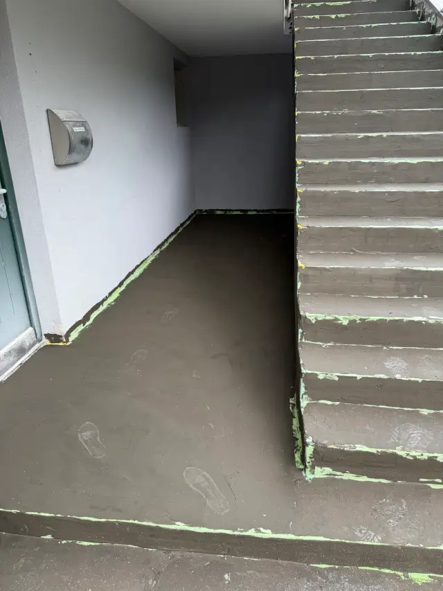 Aufbauphase in Trins: Stufen und Wand frisch mit Mikrozement gespachtelt, Kanten mit Klebeband abgeklebt